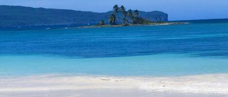 Playa en los alrededores y playa de arena blanca