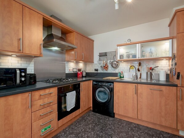 Kühlschrank, Mikrowelle, Ofen, Geschirrspüler