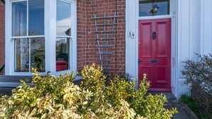 A red door with the number 19, a white window, and a brick wall. - Quintessentially English 3-Bed Home in Ludlow - Pass the Keys (Ludlow)