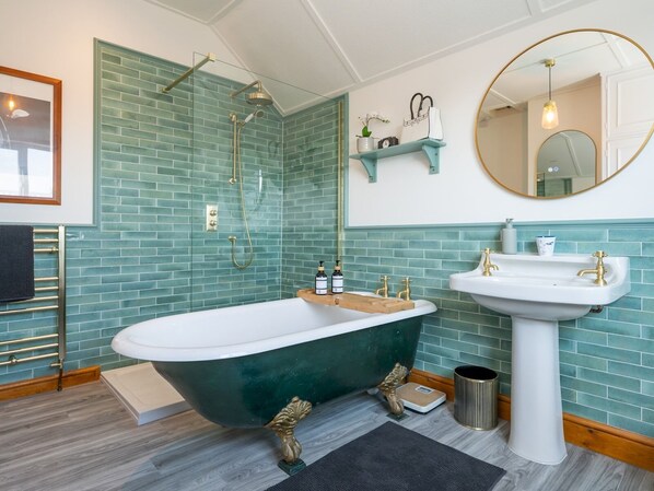 A bathroom with a freestanding bathtub, a pedestal sink, and a shower with a glass enclosure. - Quintessentially English 3-Bed Home in Ludlow - Pass the Keys (Ludlow)