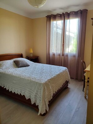 2 chambres, fer et planche à repasser, draps fournis