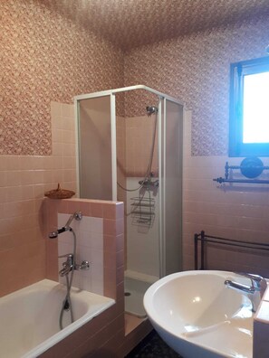 Hair dryer, bidet, soap, toilet paper - Family home with garden and village views (Callian)