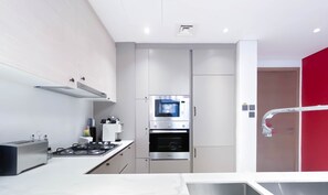 Kühlschrank, Mikrowelle, Wasserkocher mit Kaffee-/Teezubehör