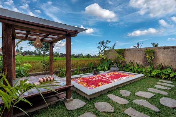 4 outdoor pools