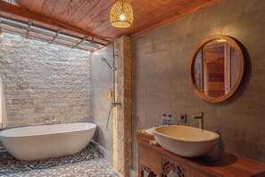Ducha y bañera combinadas y artículos de higiene personal gratuitos