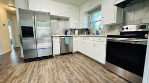 Frigorifero, forno, piano cottura, lavastoviglie