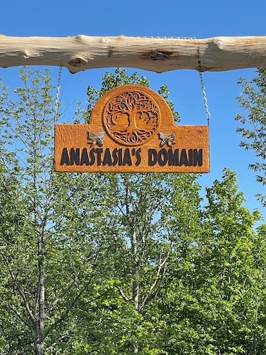 Anastasia’s Domain 1, Farm stay, off grid cabin in a beautiful forest!