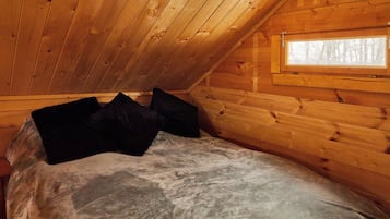 2 bedrooms, travel crib, WiFi, bed sheets