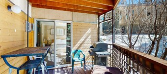 Comfortable ski-in / ski-out condo, with gas stove, soaking tub, balcony & WIFI