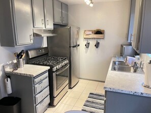 冷蔵庫、電子レンジ、オーブン、コンロ