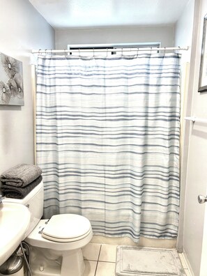 Sèche-cheveux, bidet, serviettes fournies, savon