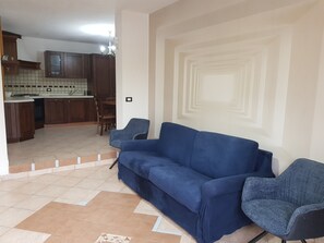 TV, fireplace, books - PO LAZISE HOUSE (Lazise)