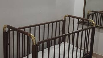 2 bedrooms, travel cot, WiFi, bed sheets