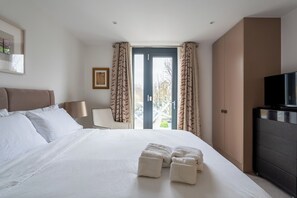 2 Schlafzimmer, Schreibtisch, Bügeleisen/Bügelbrett, Reisekinderbett