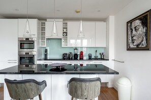 Een koelkast, een microgolfoven, een oven, een kookplaat