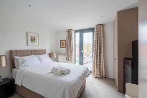 2 slaapkamers, een bureau, een strijkplank/strijkijzer, reisbedje