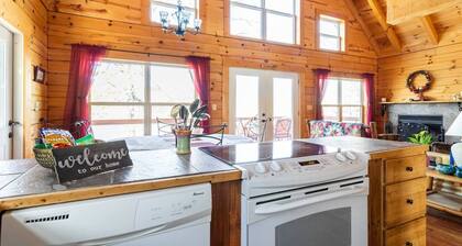 Charming 2-bedroom cabin with AC, WiFi on private lake in Dunlap, Tennessee
