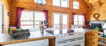 Charming 2-bedroom cabin with AC, WiFi on private lake in Dunlap, Tennessee