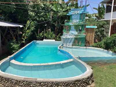 Sunbeam, two bedrooms, AA, Starlink, rustic pool, gardens, orchard.