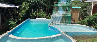 Sunbeam, two bedrooms, AA, Starlink, rustic pool, gardens, orchard.