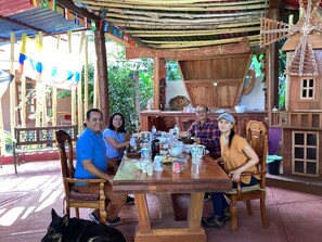 Outdoor dining - Sunbeam, two bedrooms, AA, Starlink, rustic pool, gardens, orchard. (Tuxtla Chico)