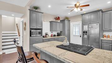 Kühlschrank, Mikrowelle, Ofen, Geschirrspüler