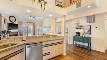 Condo, nhiều giường, ban công, quang cảnh vườn (Meadow Brook Resort Getaway) | Nội thất