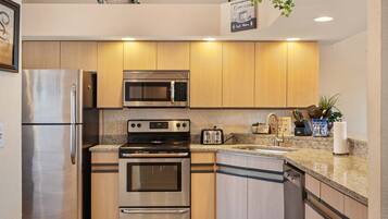 Condo, nhiều giường, ban công, quang cảnh vườn (Meadow Brook Resort Getaway) | Bếp riêng | Tủ lạnh, lò vi sóng, bếp nấu, máy rửa bát