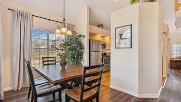 Condo, nhiều giường, ban công, quang cảnh vườn (Meadow Brook Resort Getaway) | Khu ăn uống