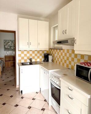 Private kitchen - Appartement 2 bedrooms with AC, WiFi in Porec, 4 minutes to sea (Porec)