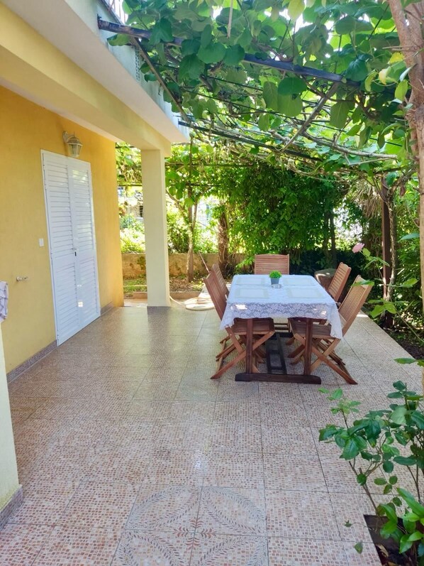 Outdoor dining - Appartement 2 bedrooms with AC, WiFi in Porec, 4 minutes to sea (Porec)