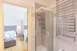 Douche, sĂšche-cheveux, bidet, serviettes fournies