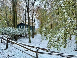 Property grounds - Cozy Winter Retreat Near Slopes with Inviting Fireplace. Pet Friendly! (Beech Mountain)