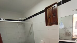 A bathroom with a toilet, sink, and shower. - Pousada Praia dos Corais (Paripueira)