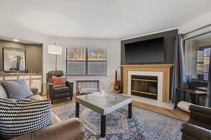 コンドミニアム ベッド (複数台) キッチン ゴルフビュー (Ozark Retreat at the Pointe) | リビング エリア | 42 インチの薄型テレビ (デジタル放送視聴可)