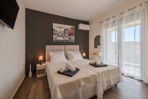3 bedrooms, in-room safe, iron/ironing board, free WiFi