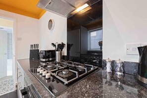 Mikroaaltouuni, liesi, leivänpaahdin