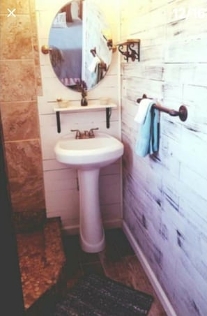 Dusj, hårføner, håndklær og såpe