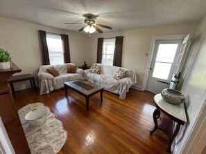 Living area - Charming 2-bedroom House in charming Ridgeway/Martinsville (Ridgeway)