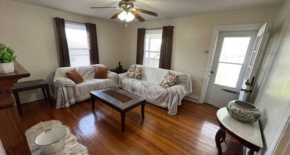 Charming 2-bedroom House in charming Ridgeway/Martinsville