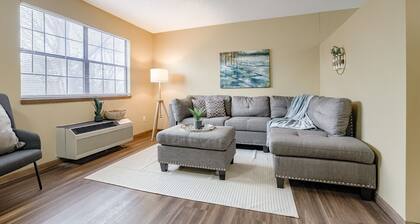 Aviator's Lounge 1BR 1 BTH Free Parking WiFi - Easy Access Quite and Comfortable