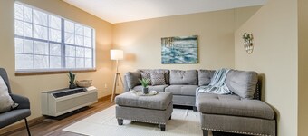 Aviator's Lounge 1BR 1 BTH Free Parking WiFi - Easy Access Quite and Comfortable