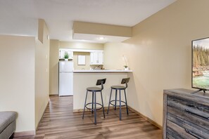 Interior - Aviator's Lounge 1BR 1 BTH Free Parking WiFi - Easy Access Quite and Comfortable (Platte City)