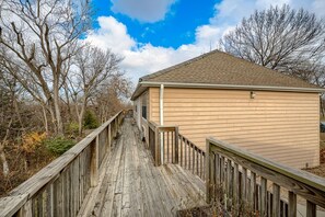 Property grounds - Aviator's Lounge 1BR 1 BTH Free Parking WiFi - Easy Access Quite and Comfortable (Platte City)