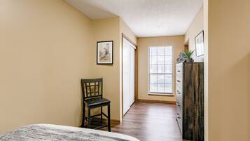 1 dormitori, planxa i posts de planxar, wifi i roba de llit