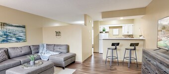 Aviator's Lounge 1BR 1 BTH Free Parking WiFi - Easy Access Quite and Comfortable