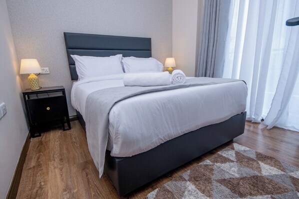 1 habitación, tabla de planchar con plancha y ropa de cama 