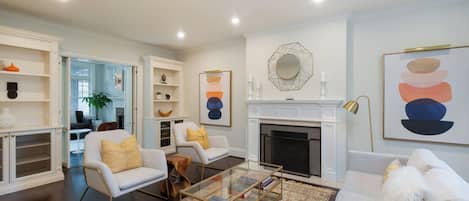 Smart TV, fireplace, books, stereo