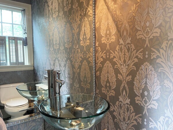 Shower, hair dryer, towels, soap - YOUR OASIS IN THE CITY (Toronto)