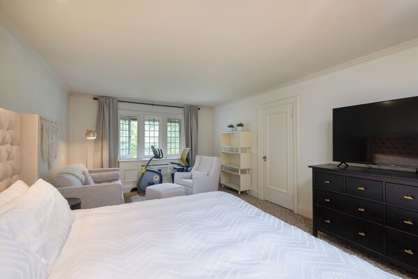 A hotel room with a bed, a TV, a desk, and a chair. - YOUR OASIS IN THE CITY (Toronto)